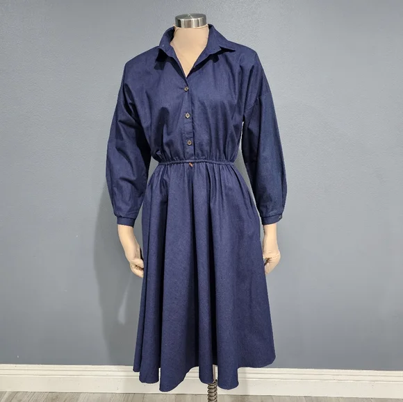 Vintage〈blue chambray flare pants linen〉 Vintage 40s Chambray \u0026 Lace Blue Fit \u0026 Flare V-Neck Midi Day Dress